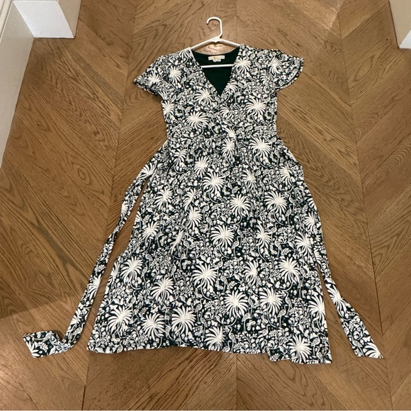 Boden Dresses & Skirts - Floral Wrap Dress in green White v neck cap sleeves bird butterfly 8 Long